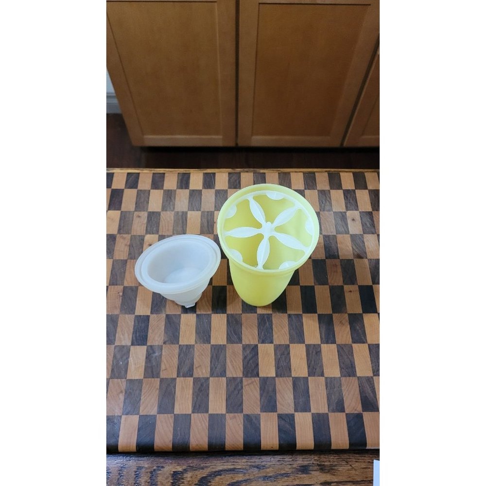 Tupperware Shaker - Picture 3 of 3